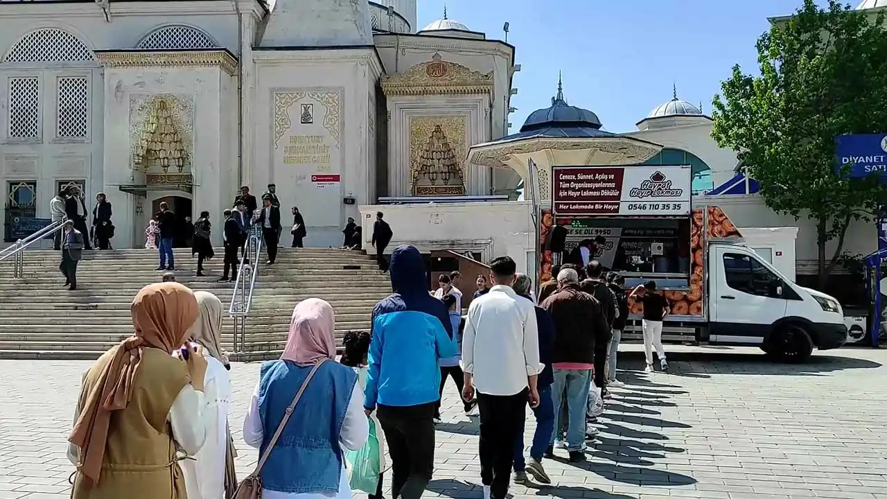 Lokmacı İstanbul tarafından organize edilen cami önünde ikram