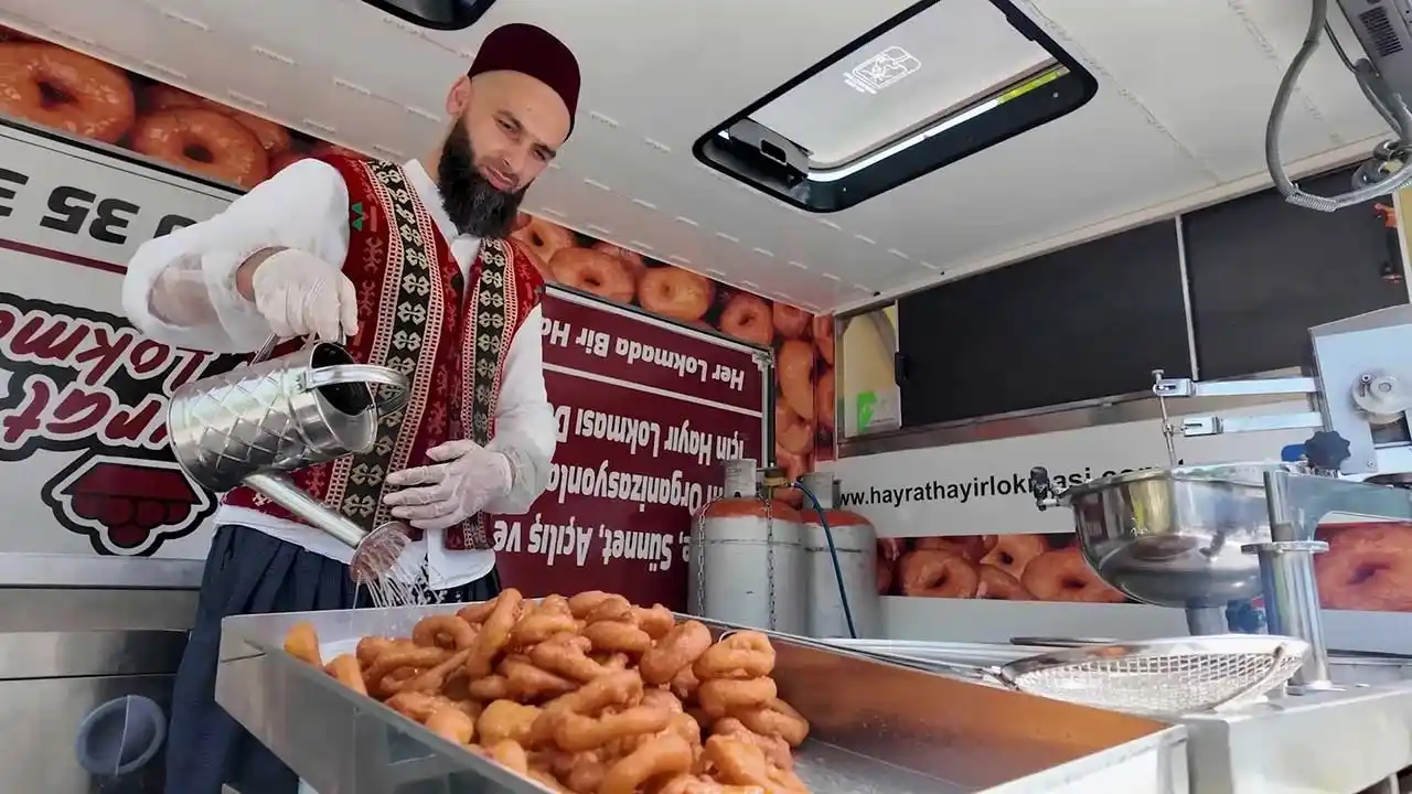 Mobil lokmacı aracıyla İstanbul’un her ilçesinde hayır lokması hizmeti
